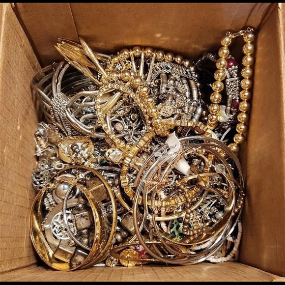 2 LB Wearable Discovery Jewelry Lot | Mixed Metals | Chains Charms Beads + More - Picture 5 of 12